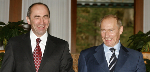 Robert Kočarjan na archivním snímku s Vladimirem Putinem.