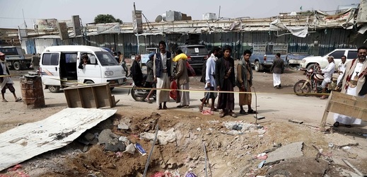 Při čtvrtečním bombardování zemřelo v Jemenu jednapadesát civilistů.