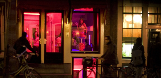 Prostitutky nabízejí své služby v Red Light District. 