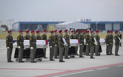 Ostatky zahynulých vojáků z Afghánistánu na pražském letišti.