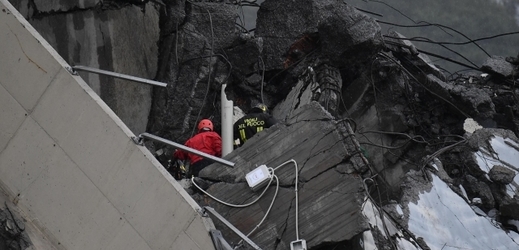 Záchranáři prohledávají trosky zříceného mostu v Janově. 