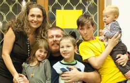 Rodinná koučka Šárka Weberová s manželem a svými dětmi. Dvě jsou vlastní a dvě nevlastní.