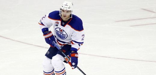 Andrej Sekera nestihne v dresu Edmontonu začátek nové sezony NHL.