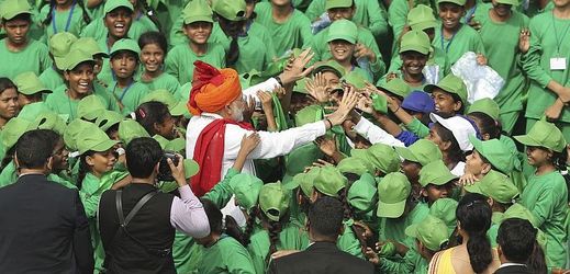 Indický premiér Nárendra Módí se zdraví se školáky při příležitosti Dne nezávislosti.