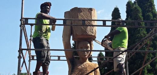 Afričtí řezbáři vytváří sochy ve zlínské zoo už popáté.