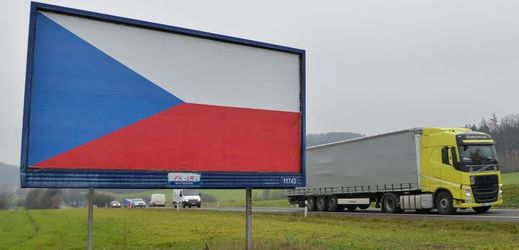 Billboard u města Kuřim na silnici E 461.