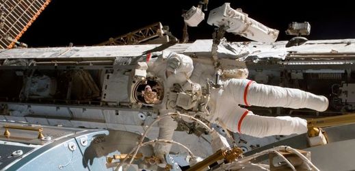 Americký astronaut Rex Walheim při výstupu do otevřeného vesmíru.