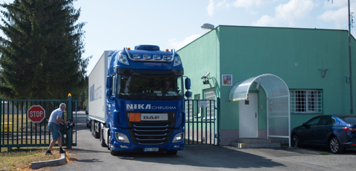 Kamion odváží munici z armádního skladu v Květné. 