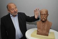 Miloslav Drápela, jednatel společnosti MCAE zabývající se 3D technologií, s bustou prvního československého prezidenta Tomáše Garrigua Masaryka.