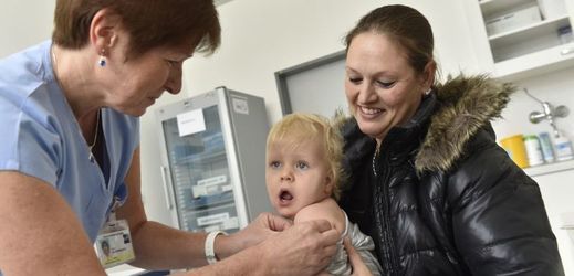 Očkování dítěte.