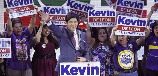 Kandidát na senátora Kevin de Leon.