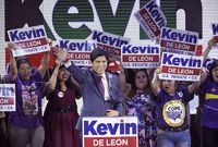 Kandidát na senátora Kevin de Leon.