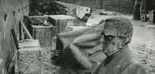 Fotografie Josefa Sudka z roku 1945, která je součástí výstavy Josef Sudek: Topografie sutin. 