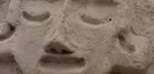 Reliéf, který objevili v archeologické lokalitě Caral (asi 200 kilometrů severně od Limy), tvoří čtyři lidské hlavy se zavřenýma očima a dva hadi.