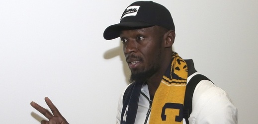Bolt po svém příjezdu do Austrálie se šálou klubu, kde by rád hrál.