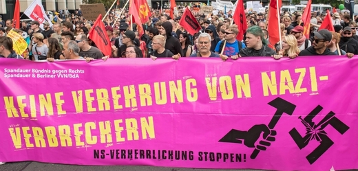 Protestující s transparentem "Žádné uctívání nacistického zločinu".