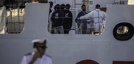 Loď Diciotti čeká s migranty v moři.