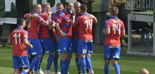 Fotbalisté Viktorie Plzeň se radují z jediné trefy proti Karviné.