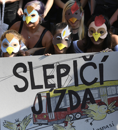Akce aktivistů nesla název Slepičí jízda.