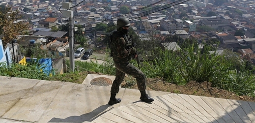 Příslušník brazilské armády při zásahu ve favelu Alemao.