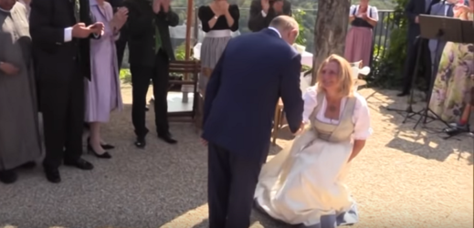 Rakouská ministryně zahraničí a její pukrle po tanci s Vladimirem Putinem.