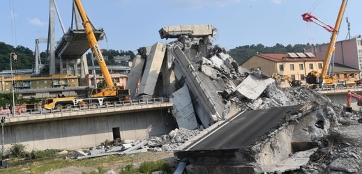 Zřícení mostu v Itálii.