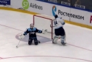 Alexej Krasikov ukázal fanouškům, že mu to jde i s "klasickou" hokejkou.