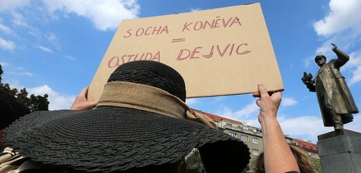 Několik lidí s transparenty protestovalo při odhalení zrestaurovaného pomníku maršála Koněva s novými popisnými deskami.