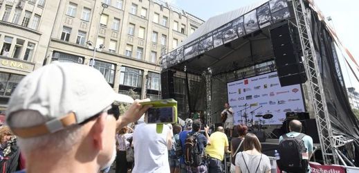 Lidé sledují vystoupení hudebníka Vladimíra Merty na hudebním happeningu v den 50. výročí okupace.