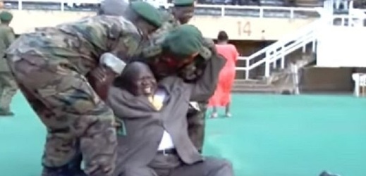 Ugandský ministr sportu Moses Ali si uřízl pořádnou ostudu.