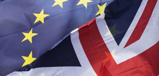 Vlajky Evropské unie a Británie. 