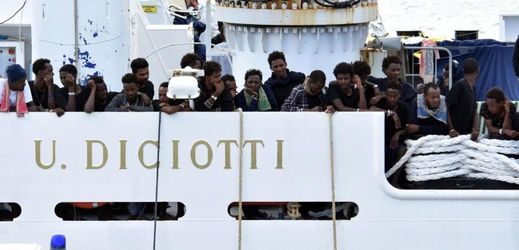 Loď Diciotti se 150 migranty na palubě již čtvrtý den kotví na Sicílii.