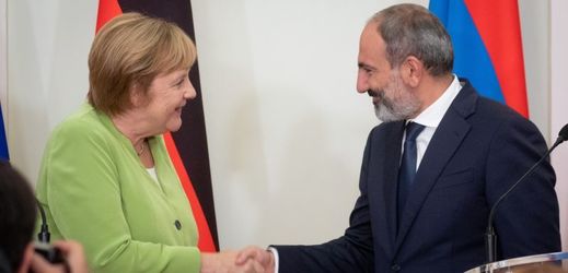 Německá kancléřka Angela Merkelová s arménským premiérem Nikolem Pašinjanem.