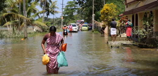 Obyvatelé indického státu Kérala, kteří přežili ničivé povodně, se nyní vracejí do svých domovů.