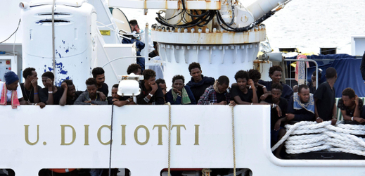 Italská loď s migranty.