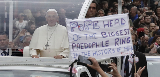 Papež František projíždí kolem protestujících.