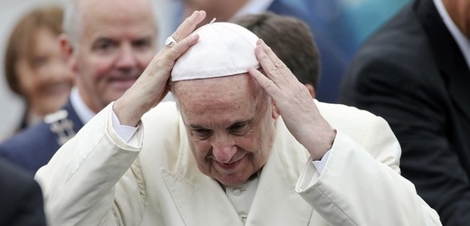 Papež František je na návštěvě Irska, kde se setkal s oběťmi sexuálního násilí.