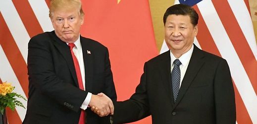 Americký prezident Donald Trump (vlevo) a jeho čínský protějšek Si Ťin-Pching.