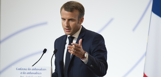 Francouzský prezident Emmanuel Macron při pondělním projevu.