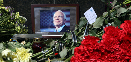 Květiny před portrétem Johna McCaina.
