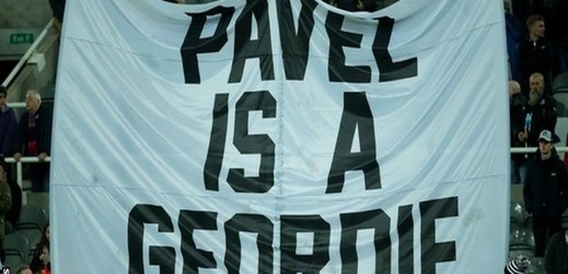 Po utkání s Chelsea zmizela ze stadionu Newcastlu vzpomínková vlajka na Pavla Srníčka.