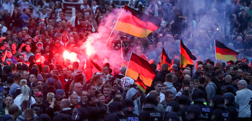 V Chemnitzu bylo zraněno 18 protestujících a dva policisté