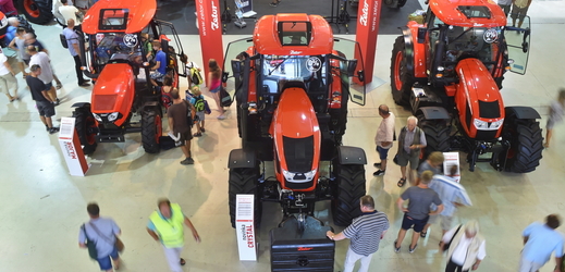 Expozice firmy Zetor Tractors s novým Crystalem uprostřed.
