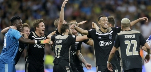 Radost fotbalistů Ajaxu po postupu do skupiny LM.