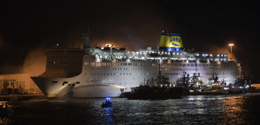 Trajekt v Řecku se musel kvůli požáru vrátit do přístavu.