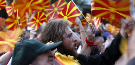 Makedonci nesoucí státní vlajky.