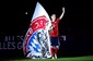 Schweinsteiger si bude na úterní večer dlouho pamatovat. Před odchodem do kabiny se ještě prošel s vlajkou Bayernu.