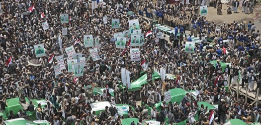 Hromadný pohřeb civilních obětí náletu arabské koalice na Jemen.