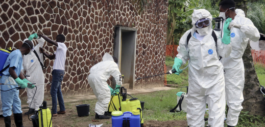 Příprava na dezinfekci nemocnice v Kongu.