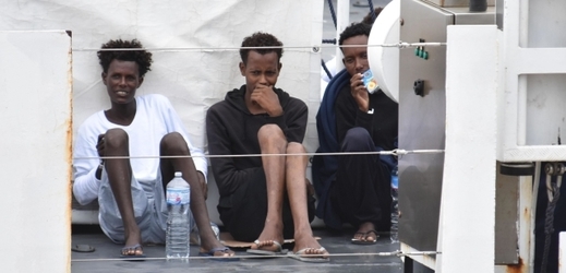 Uprchlíci na lodi mířící na Maltu.